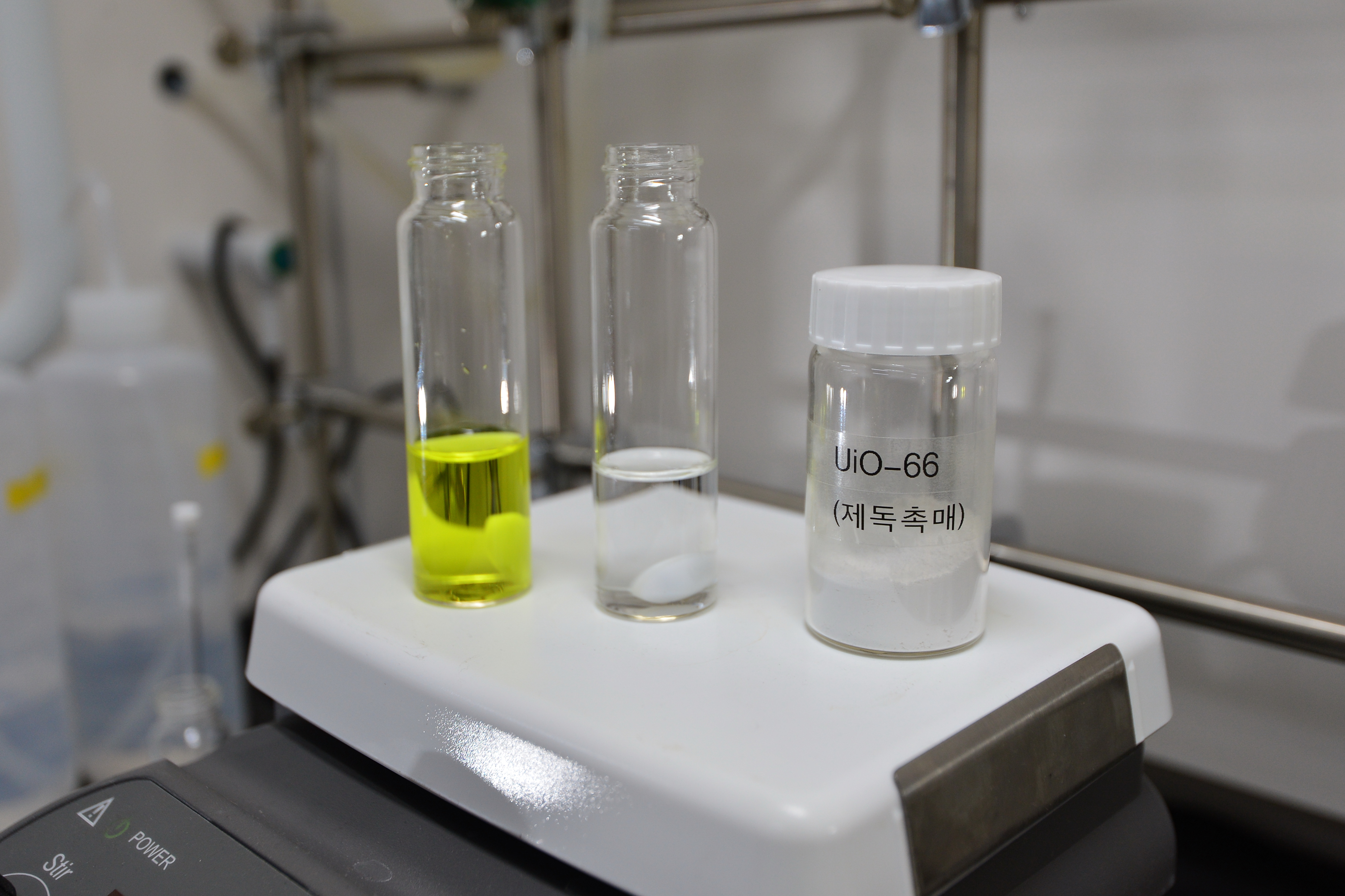KIST 연구진이 개발한 금속유기물 골격체(MOF) UIO-66 소재기반 분말형태의 고활성 제독촉매(오른쪽), 독성 화학물질에 오염된 용액(가운데), 고활성 제독촉매로 독성을 제거된 용액(무색에서 노란색을 띄게 됨, 왼쪽) KIST 제공