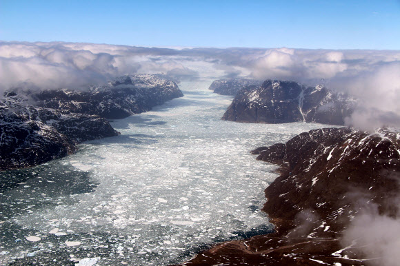 2017년 5월 그란란드 남쪽의 피오르드(빙하로 인해 생긴 깊은 골짜기)에 물이 차오른 모습.  그린란드 UPI 연합뉴스