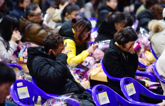 12일 경기 안산 단원고등학교에서 열린 세월호 희생 단원고 학생들의 명예졸업식에 참석한 가족들이 학생들을  대신해 자리에 앉아  있다.  2019. 2. 12  정연호 기자 tpgod@seoul.co.kr