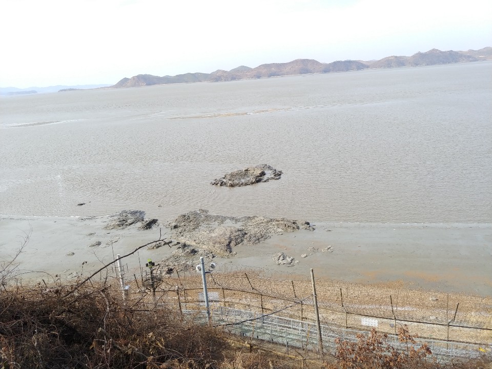 철책선 바로 앞 일대가 예전 마근포구가 있던 자리로, 지금은 아무 흔적조차 찾을 수 없다. 썰물때 물이 빠지면 입구에 보이는 바위근처에서 장어가 많이 잡혔다고 한다.