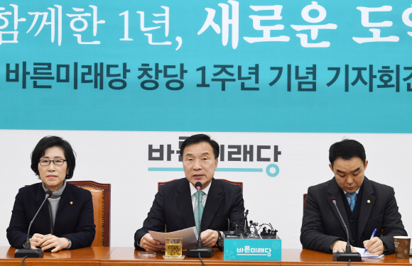 손학규(가운데) 바른미래당 대표가 12일 국회에서 열린 바른미래당 창당 1주년 기념 기자회견에서 인사말을 하고 있다. 김명국 선임기자 daunso@seoul.co.kr