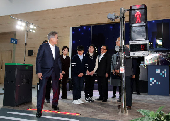 지능형 신호등 체험하는 문 대통령