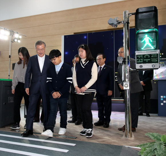 지능형 신호등 체험하는 문 대통령