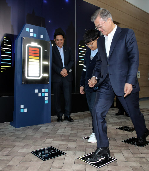 발로 밟아 전기 생산 체험하는 살펴보는 문 대통령