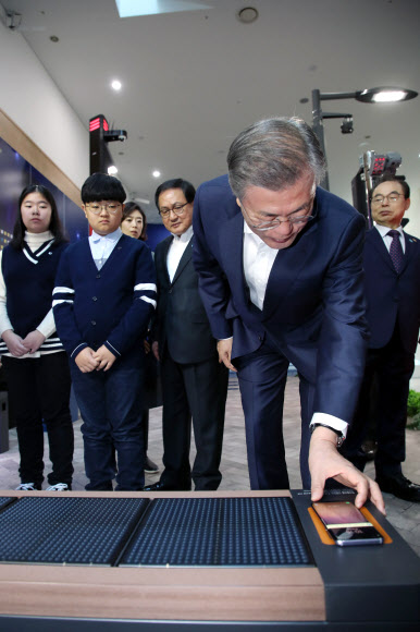 스마트 벤치 체험하는 문 대통령