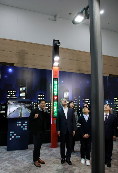 저절로 켜지는 가로등 체험하는 문 대통령
