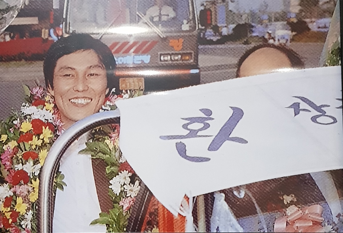 1988년 ‘바둑 올림픽’이라 불리는 잉창치배 첫대회에서 우승한 조훈현 9단이 환영 카퍼레이드를 하고 있다. 당시 바둑의 인기를 실감할 수 있다.