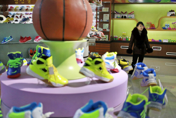 북한 평양의 한 신발가게에 진열된 최신 스타일의 운동화.  AP 연합뉴스