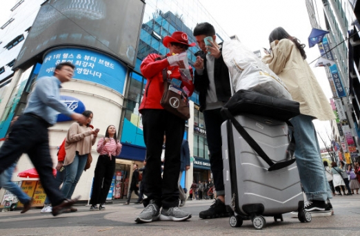 서울 중구 명동 거리를 찾은 한 중국인 관광객이 관광통역안내사에게 길을 묻고 있다.  연합뉴스 자료사진