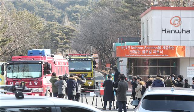대전 한화공장 폭발 추정 화재 발생  14일 오전 8시 42분쯤 대전 유성구 외삼동 한화 대전공장에서 폭발로 추정되는 화재가 발생했다. 현장에서 사고 수습을 마친 소방차와 119 구급차량이 나오고 있다. 이 화재로 현재까지 근로자 3명이 숨지고, 1명이 부상 당했다고 소방당국은 밝혔다. 2019.2.14 뉴스1
