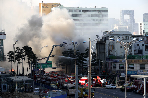 14일 오후 화재가 발생한 서울 중구 을지로 4가 인근 철물점 밀집지역에서 소방대원들이 화재진압 작업을 벌이고 있다. 연합뉴스