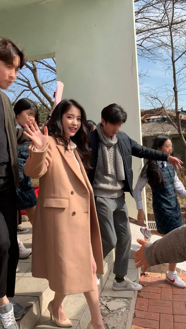 팬 졸업식에 참석한 아이유  