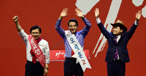 14일 대전 한밭체육관에서 열린 자유한국당 충청호남지역 합동연설회에서 당대표 후보들이 지지자들에게 손을 들어 보이고 있다.   2019. 2. 14 정연호 기자 tpgod@seoul.co.kr