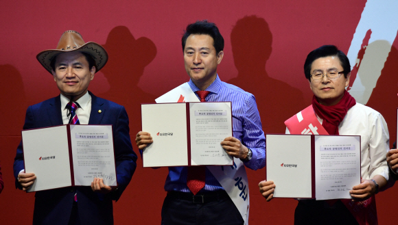 14일 대전 한밭체육관에서 열린 자유한국당 충청호남지역 합동연설회에서 당대표 후보들이 서약서를 들고 기념촬영을 하고 있다.  2019. 2. 14 정연호 기자 tpgod@seoul.co.kr
