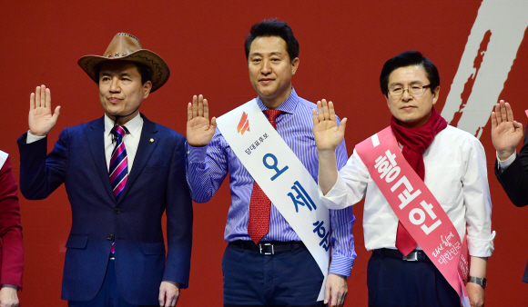 14일 대전 한밭체육관에서 열린 자유한국당 충청호남지역 합동연설회에서 당대표 후보들이 선서를 하고 있다. 2019. 2. 14 정연호 기자 tpgod@seoul.co.kr
