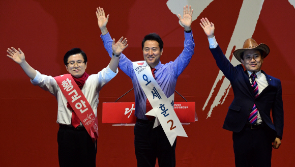 14일 대전 한밭체육관에서 열린 자유한국당 충청호남지역 합동연설회에서 당대표 후보들이 지지자들에게 손을 들어 보이고 있다.   2019. 2. 14 정연호 기자 tpgod@seoul.co.kr