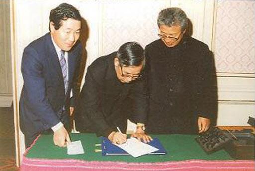 1990년 1월 가톨릭중앙의료원에서 안구기증 서약서 서명 장면. 서울신문 DB
