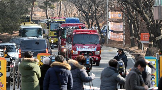 14일 오전 8시 42분쯤 대전 유성구 외삼동 한화 대전공장에서 로켓 추진제(연료)를 빼는 과정에서 폭발 사고가 발생해 직원 3명이 숨졌다. 사고 수습을 마친 소방차와 119구급차량이 공장을 빠져나오고 있다.<br>대전 뉴스1