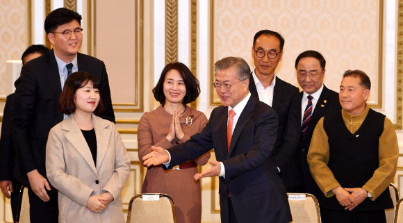 문재인 대통령이 14일 청와대 영빈관에서 열린 자영업·소상공인과의 대화에서 참석자들에게 자리를 권하고 있다. 이날 대화는 중소·벤처기업, 대·중견기업, 혁신벤처기업에 이은 경제계와의 네 번째 소통자리로 마련됐다. 소상공인연합회 등 36개 관련 단체와 자영업자 등 총 160여명이 참석했다. 도준석 기자 pado@seoul.co.kr