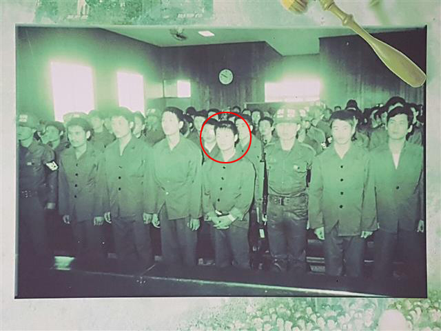 양동남씨가 1980년 군사법정에서 재판을 받던 때의 모습. 앞줄 가운데가 양씨다.  기민도 기자 key5088@seoul.co.kr 