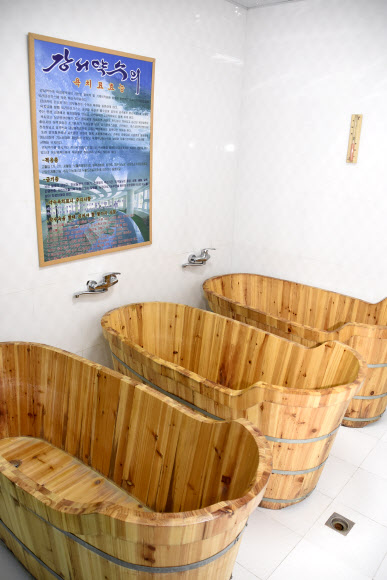 북한 강서약수공장 약수목욕탕