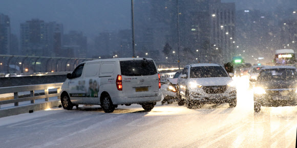 사고 속출, 눈오는 출근길