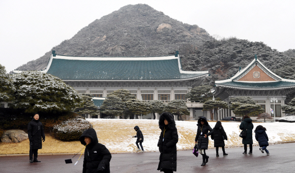 15일 오전 청와대 본관 일대에 눈이 소복히 쌓인 가운데 관람객들이 경내를 둘러 보고 있다.2019.2.15.  청와대사진기자단