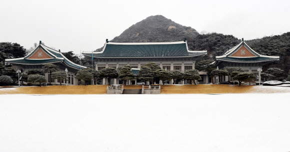 15일 오전 청와대 본관 일대에 눈이 소복히 쌓여 있다. 2019.2.15.  청와대사진기자단