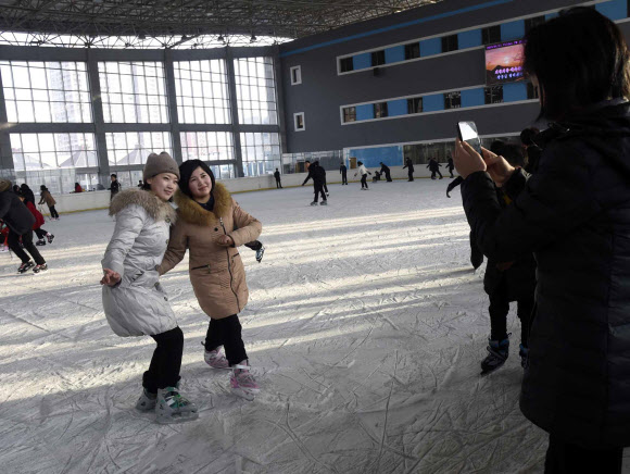 ‘인민야외빙상장 인증샷’