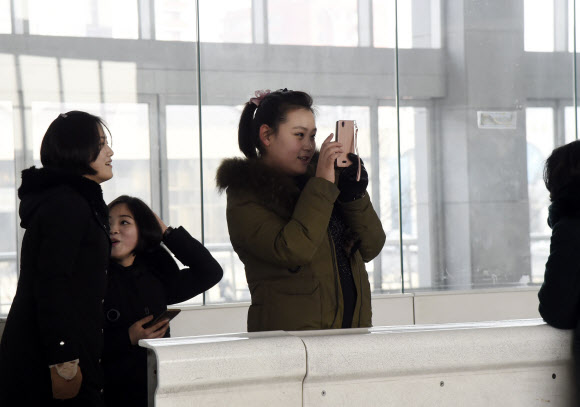 인민야외빙상장 촬영하는 북한 시민