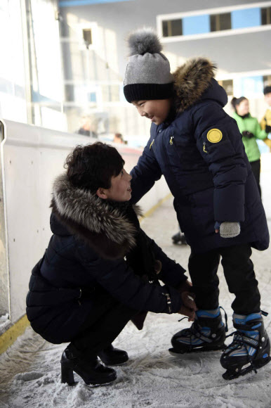 북한 인민야외빙상장 속 모자