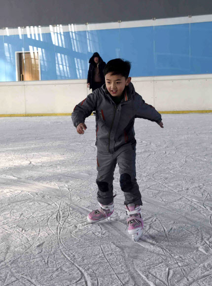 스케이트 즐기는 북한 어린이