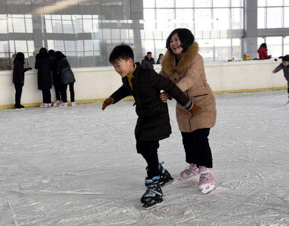 스케이트 즐기는 북한 어린이