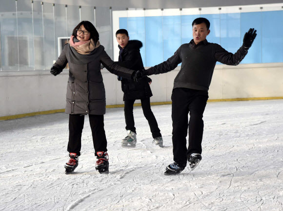 손 꼭잡고 스케이트