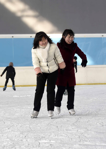 스케이트 타는 북한 시민들