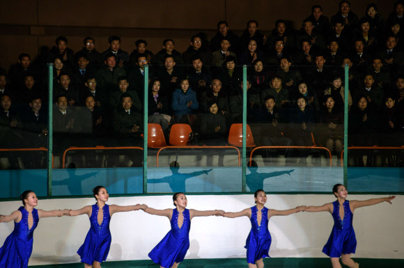 북한 아이스 스케이터들이 15일(현지시간) 평양에서 김정일 위원장 생일 축하 행사의 일환으로 ‘빛나는 별의 날(광명성절)’ 기념하는 ‘제 26회 백두산배 피겨 스케이팅 축제’에서 공연을 하고 있다. AFP 연합뉴스