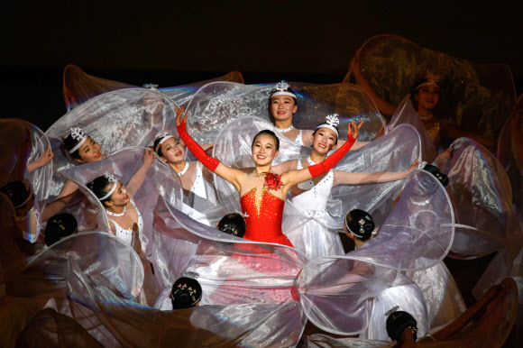 북한 아이스 스케이터들이 15일(현지시간) 평양에서 김정일 위원장 생일 축하 행사의 일환으로 ‘빛나는 별의 날(광명성절)’ 기념하는 ‘제 26회 백두산배 피겨 스케이팅 축제’에서 공연을 하고 있다. AFP 연합뉴스