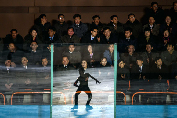 북한 관중들이 15일(현지시간) 평양에서 김정일 위원장 생일 축하 행사의 일환으로 ‘빛나는 별의 날(광명성절)’ 기념하는 ‘제 26회 백두산배 피겨 스케이팅 축제’에서 공연을 관람하고 있다. AFP 연합뉴스