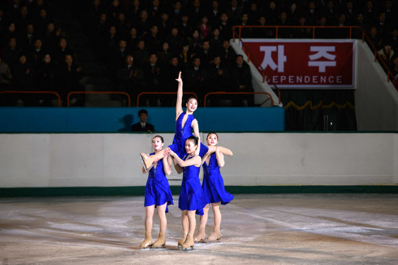 북한 아이스 스케이터들이 15일(현지시간) 평양에서 김정일 위원장 생일 축하 행사의 일환으로 ‘빛나는 별의 날(광명성절)’ 기념하는 ‘제 26회 백두산배 피겨 스케이팅 축제’에서 공연을 하고 있다. AFP 연합뉴스
