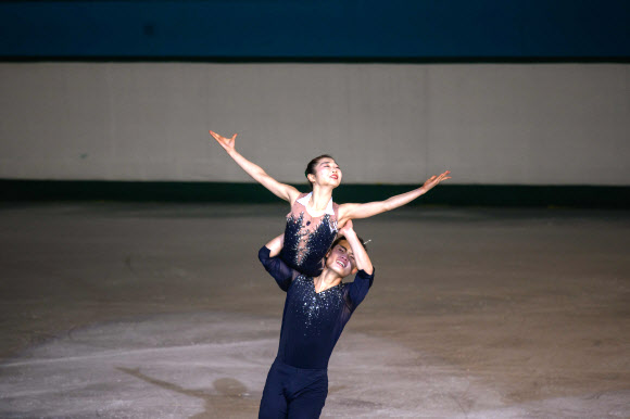 북한 올림픽 아이스 스케이터들이 15일(현지시간) 평양에서 김정일 위원장 생일 축하 행사의 일환으로 ‘빛나는 별의 날(광명성절)’ 기념하는 ‘제 26회 백두산배 피겨 스케이팅 축제’에서 공연을 하고 있다. AFP 연합뉴스