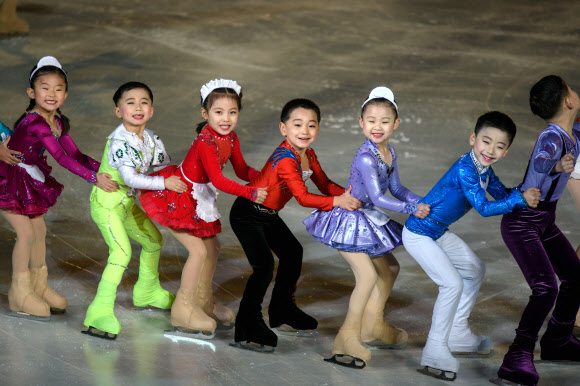 북한 어린 아이스 스케이터들이 15일(현지시간) 평양에서 김정일 위원장 생일 축하 행사의 일환으로 ‘빛나는 별의 날(광명성절)’ 기념하는 ‘제 26회 백두산배 피겨 스케이팅 축제’에서 공연을 하고 있다. AFP 연합뉴스