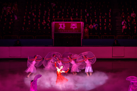 북한 아이스 스케이터들이 15일(현지시간) 평양에서 김정일 위원장 생일 축하 행사의 일환으로 ‘빛나는 별의 날(광명성절)’ 기념하는 ‘제 26회 백두산배 피겨 스케이팅 축제’에서 공연을 하고 있다. AFP 연합뉴스