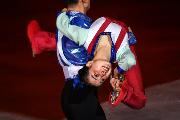 북한 아이스 스케이터들이 15일(현지시간) 평양에서 김정일 위원장 생일 축하 행사의 일환으로 ‘빛나는 별의 날(광명성절)’ 기념하는 ‘제 26회 백두산배 피겨 스케이팅 축제’에서 공연을 하고 있다. AFP 연합뉴스