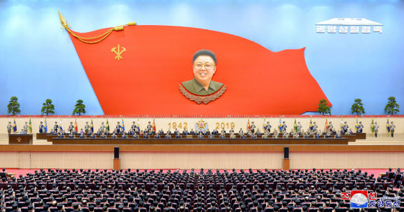 김정일 위원장의 생일 77주년을 기념해 중앙보고대회가 15일 평양체육관에서 진행됐다고 16일 조선중앙통신이 보도했다. 2019.2.16 평양 조선중앙통신=연합뉴스