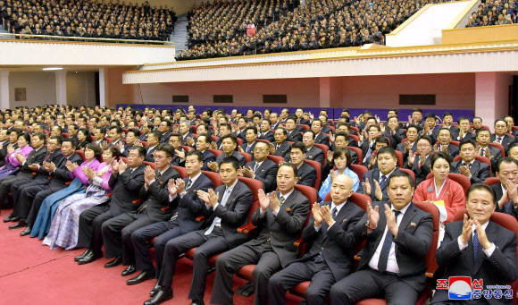 김정일 위원장의 생일 77주년을 기념해 중앙보고대회가 15일 평양체육관에서 진행됐다고 16일 조선중앙통신이 보도했다. 2019.2.16 평양 조선중앙통신=연합뉴스