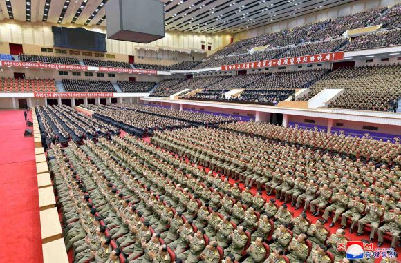 김정일 위원장의 생일 77주년을 기념해 중앙보고대회가 15일 평양체육관에서 진행됐다고 16일 조선중앙통신이 보도했다. 2019.2.16 평양 조선중앙통신=연합뉴스