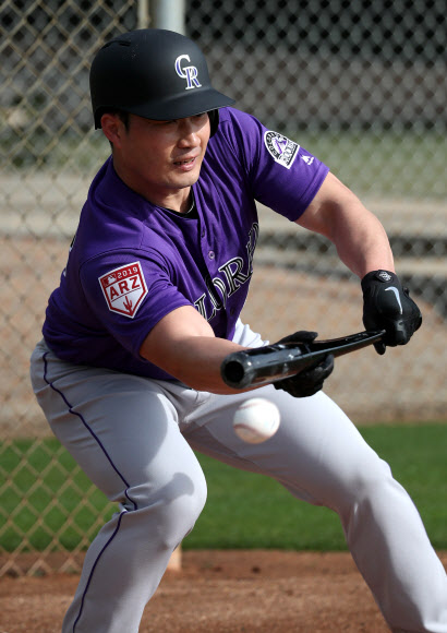 콜로라도 로키스의 오승환이 15일(현지시간) 미국 애리조나주 스코츠데일의 솔트 리버 필즈 앳 토킹 스틱에 꾸려진 팀의 스프링캠프 훈련장에서 배트를 들고 번트 연습을 하고 있다. 2019.2.16  연합뉴스