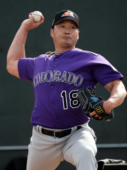 콜로라도 로키스의 오승환이 15일(현지시간) 미국 애리조나주 스코츠데일의 솔트 리버 필즈 앳 토킹 스틱에 꾸려진 팀의 스프링캠프 훈련장에서 불펜 피칭을 하고 있다. 2019.2.16  연합뉴스