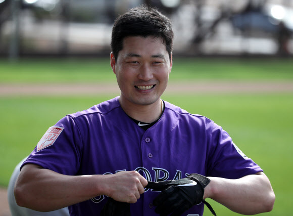 콜로라도 로키스의 오승환이 15일(현지시간) 미국 애리조나주 스코츠데일의 솔트 리버 필즈 앳 토킹 스틱에 꾸려진 팀의 스프링캠프 훈련장에서 환하게 웃고 있다. 2019.2.16  연합뉴스