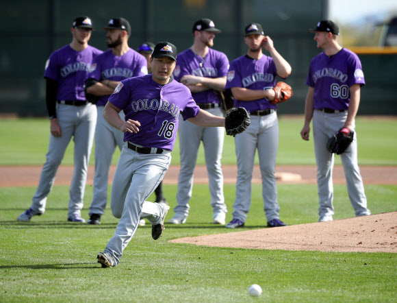 콜로라도 로키스의 오승환이 15일(현지시간) 미국 애리조나주 스코츠데일의 솔트 리버 필즈 앳 토킹 스틱에 꾸려진 팀의 스프링캠프 훈련장에서 수비 연습을 하고 있다. 2019.2.16  연합뉴스